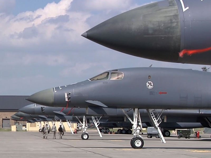 b-1 bomber planes at ellsworth air force base